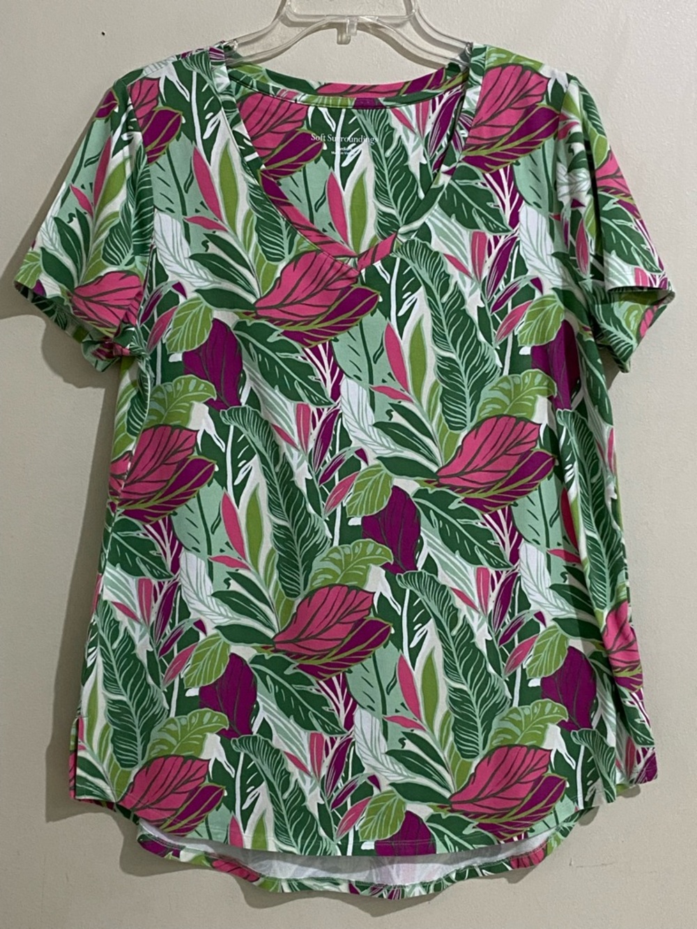 Soft Surroundings Tropical Leaf Print V-Neck Tee in Pink & Green Size M
